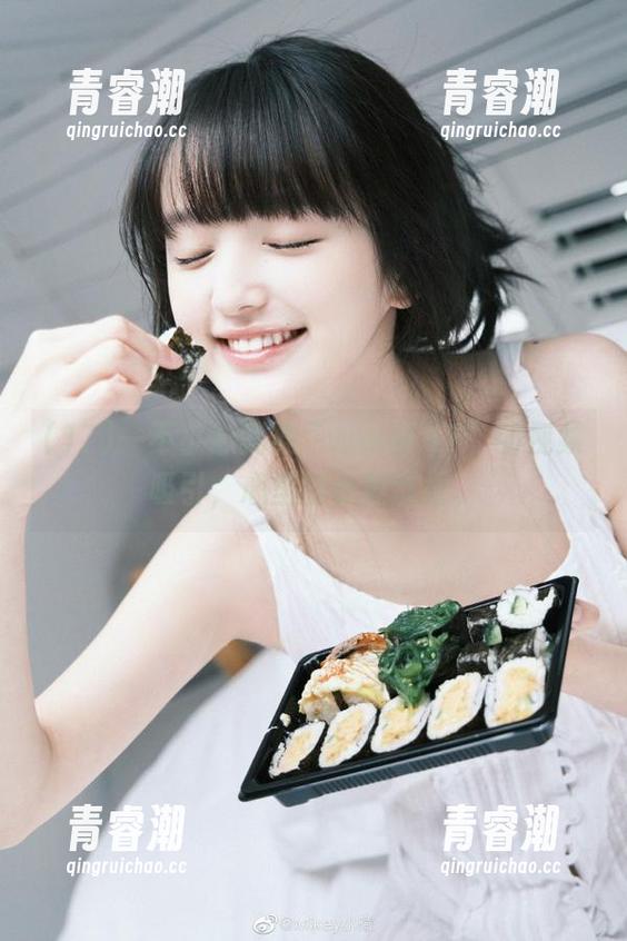 一不小心就被“www.17”的视频吸引，心里的小鹿乱撞。