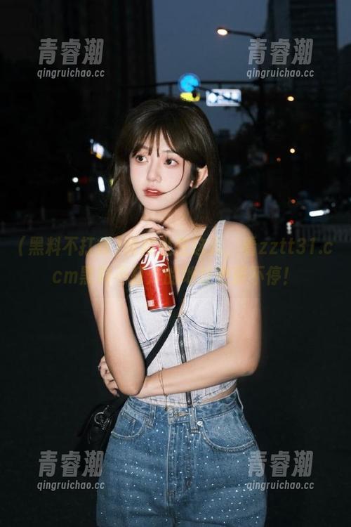 我就坐在这儿，看zztt31.ccm黑料不打烊的地址更新不停！